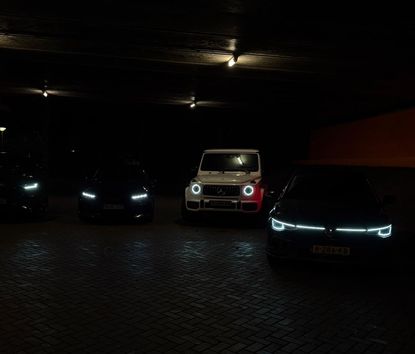 Het wagenpark van Street Car Rental in de avond