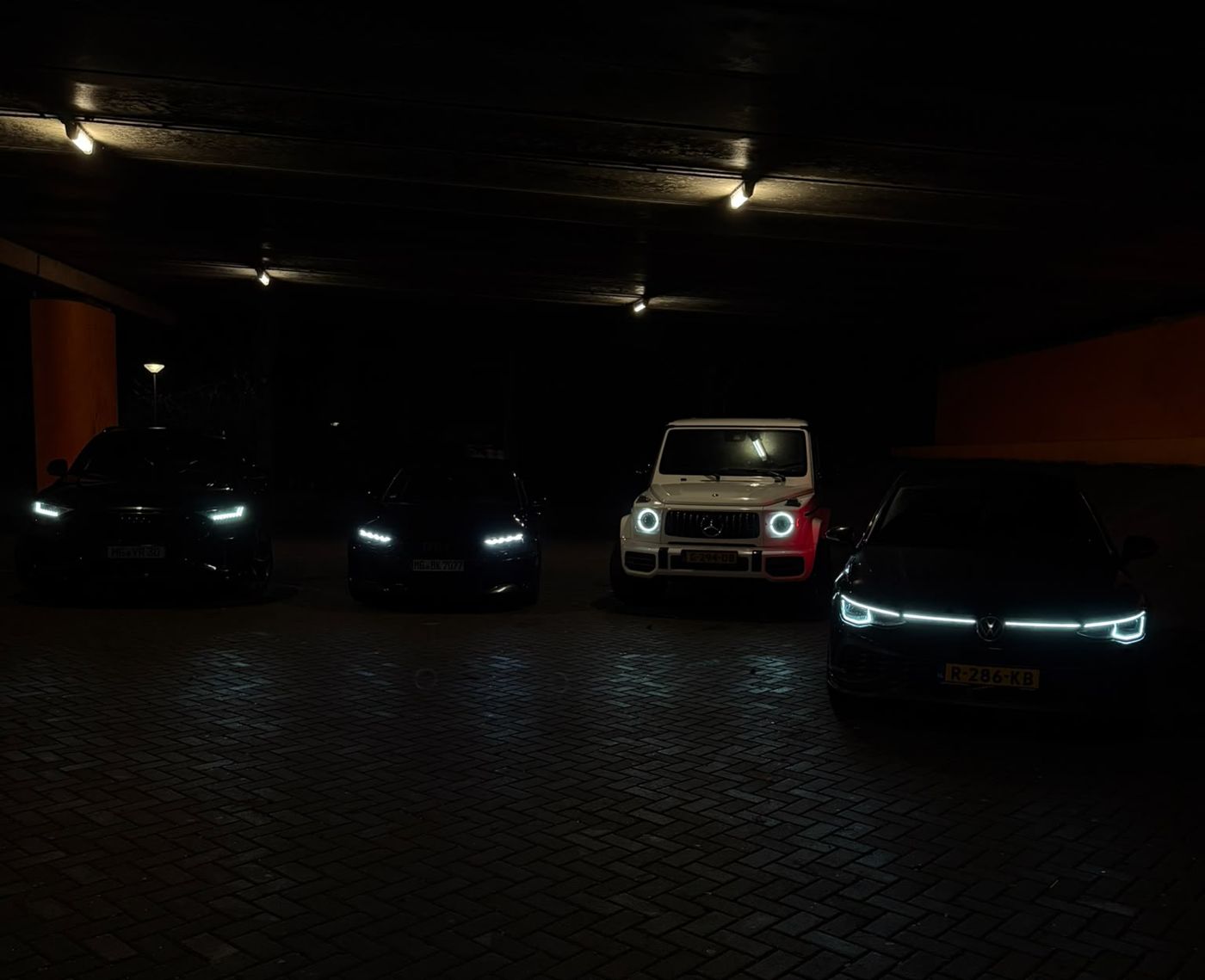Het wagenpark van Street Car Rental in de avond